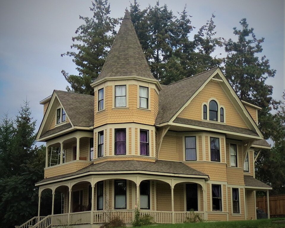 Campbell House, an 1898 Queen Anne Revival heritage home at the top of 30th Avenue in East Hill, Vernon BC